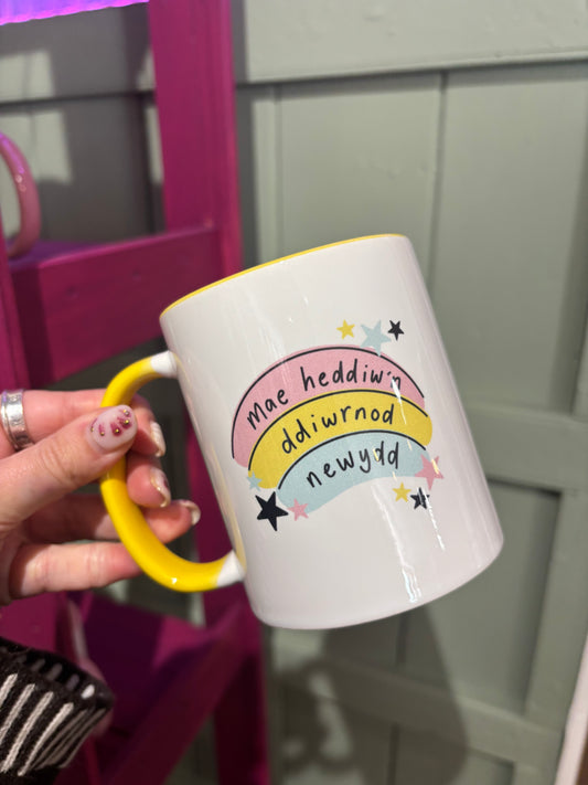 Mae Heddiw’n ddiwrnod newydd mug